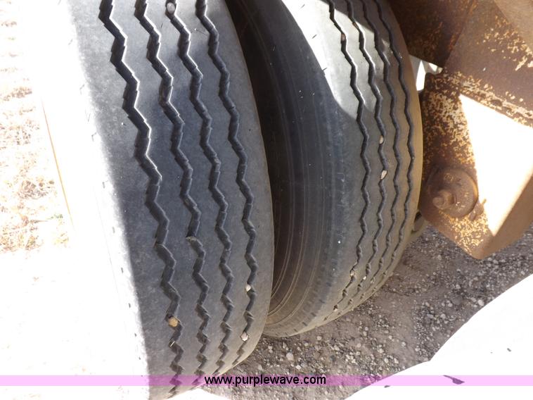 image for item F6339 2000 Pacer hydraulic feed body trailer