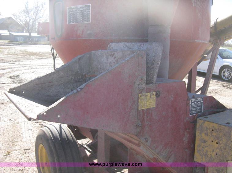 image for item M9121 New Holland 355 grinder/mixer