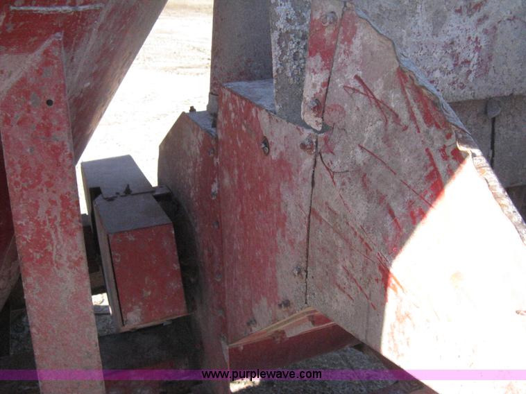 image for item M9121 New Holland 355 grinder/mixer