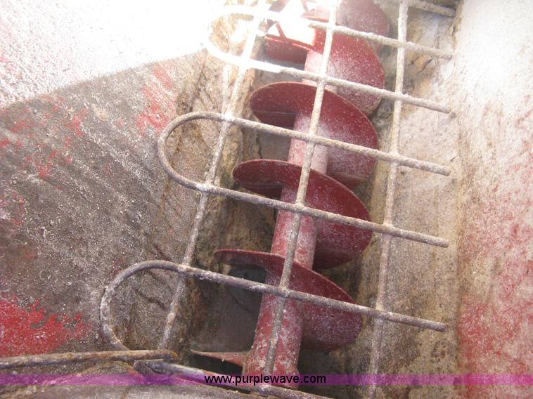 image for item M9121 New Holland 355 grinder/mixer