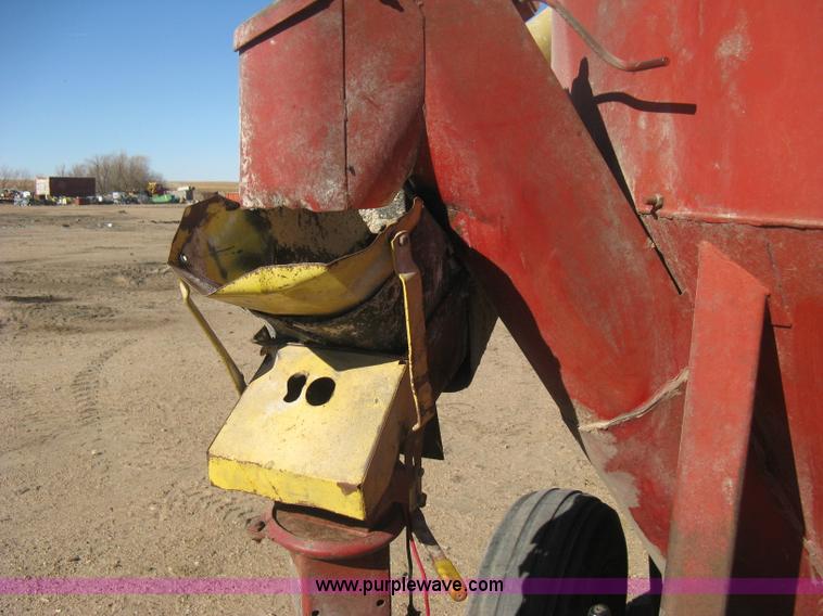 image for item M9121 New Holland 355 grinder/mixer