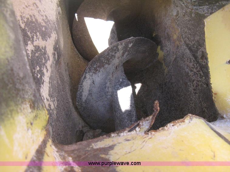 image for item M9121 New Holland 355 grinder/mixer