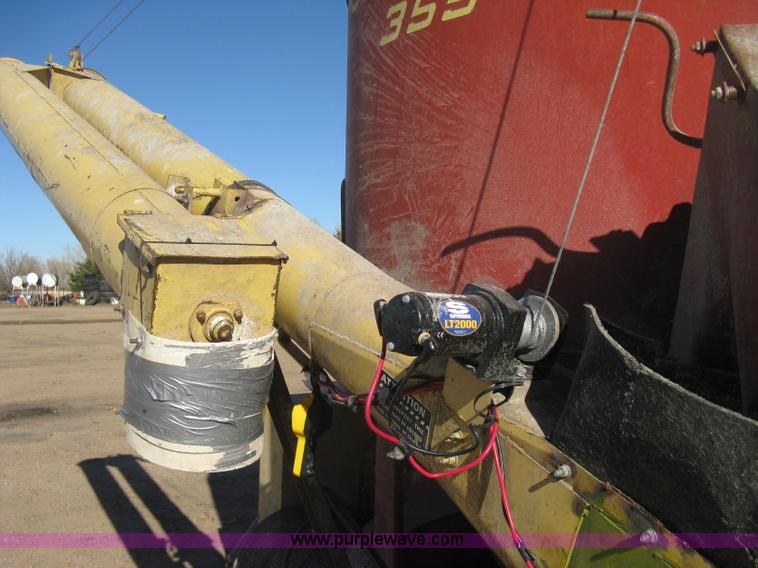 image for item M9121 New Holland 355 grinder/mixer