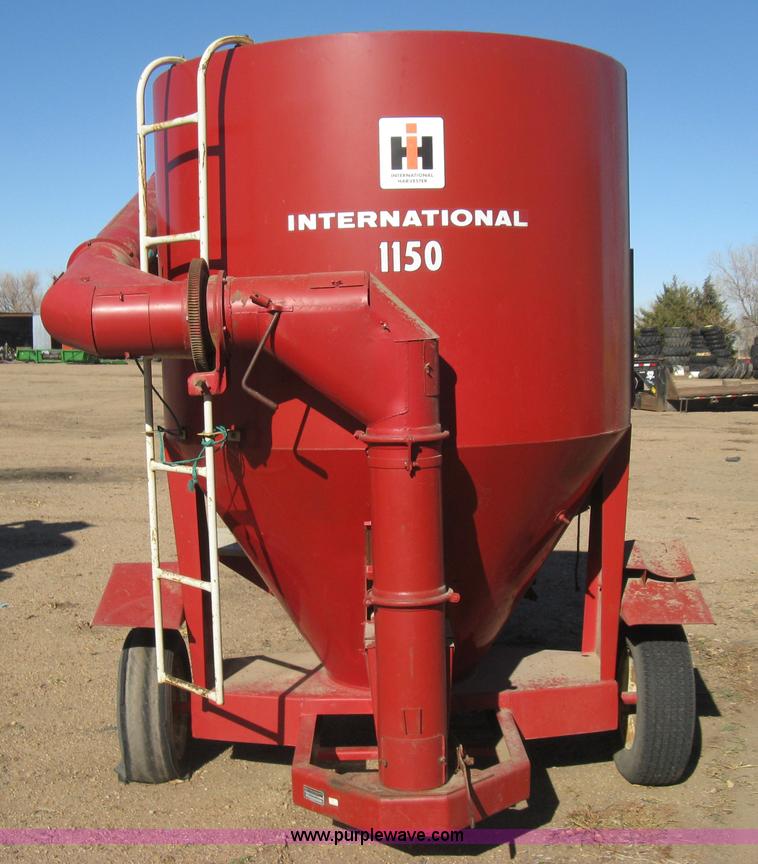 image for item M9122 International 1150 grinder/mixer