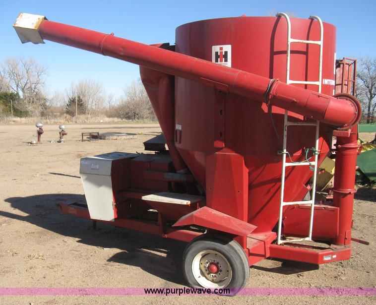 image for item M9122 International 1150 grinder/mixer