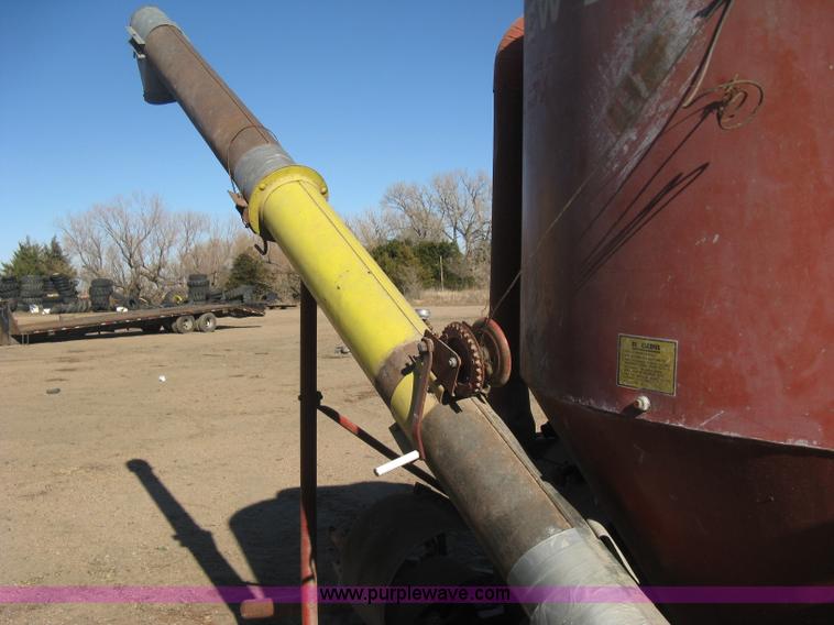 image for item M9123 New Holland 351 grinder/mixer