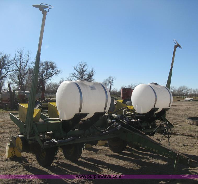 image for item M9124 John Deere 7000 planter