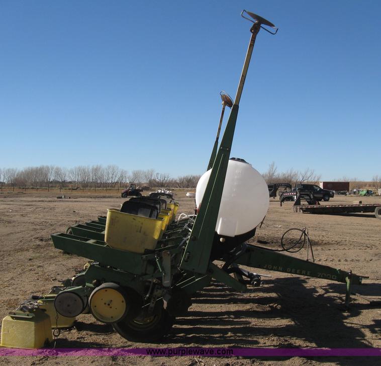 image for item M9124 John Deere 7000 planter