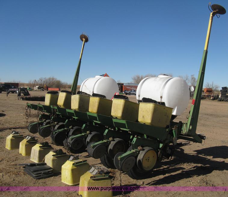 image for item M9124 John Deere 7000 planter