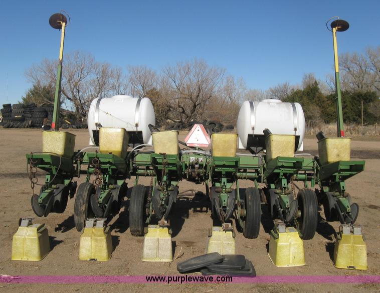 image for item M9124 John Deere 7000 planter