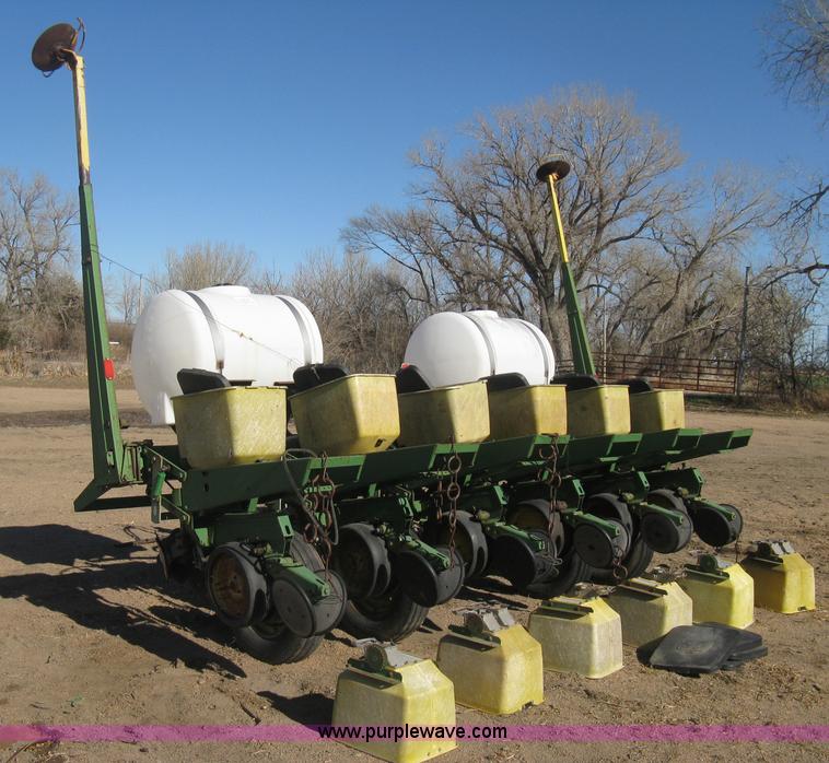 image for item M9124 John Deere 7000 planter