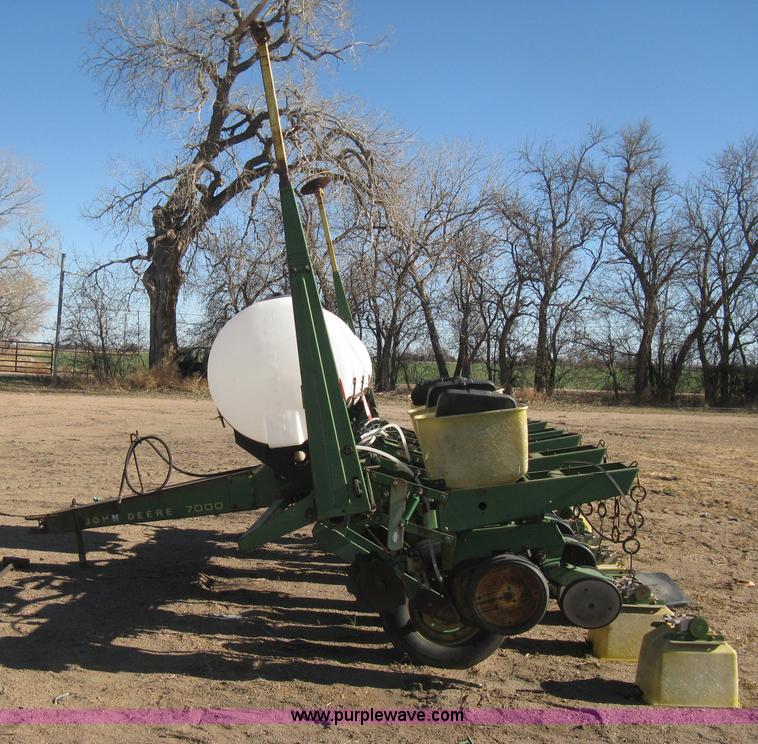 image for item M9124 John Deere 7000 planter