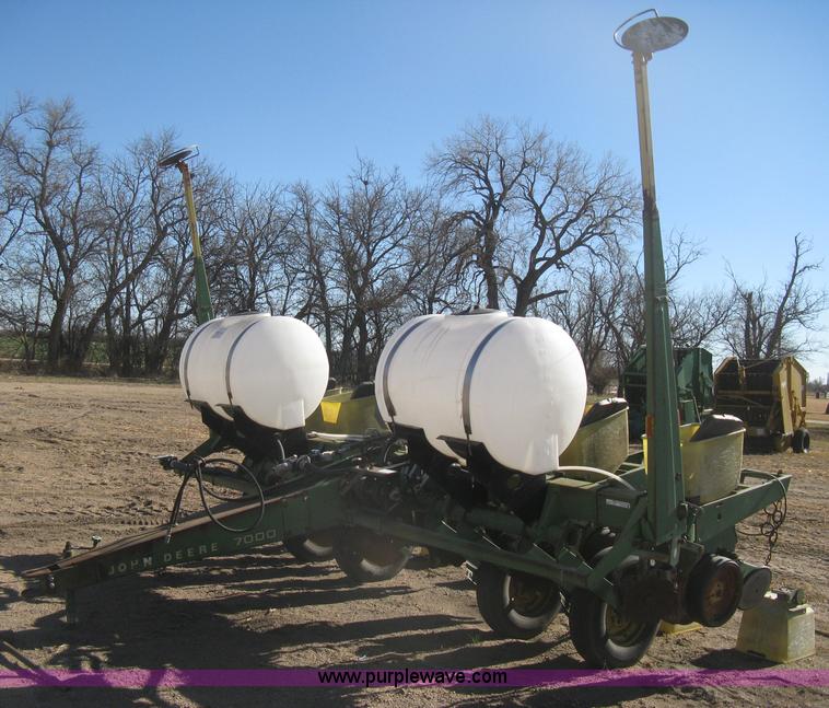 image for item M9124 John Deere 7000 planter