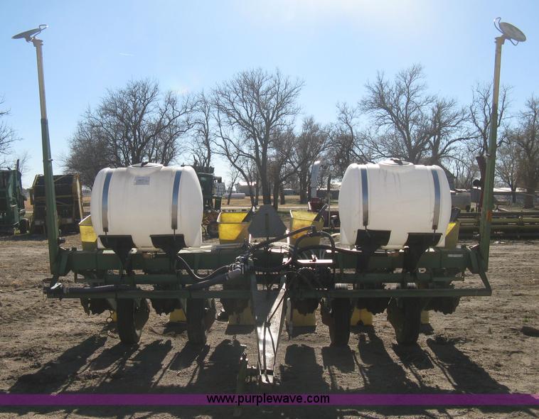image for item M9124 John Deere 7000 planter