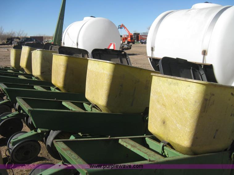 image for item M9124 John Deere 7000 planter