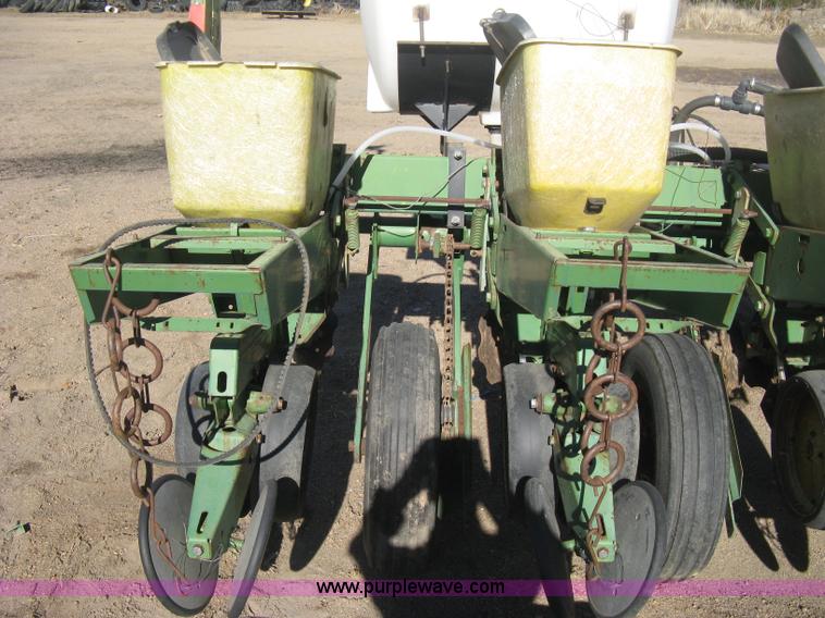 image for item M9124 John Deere 7000 planter