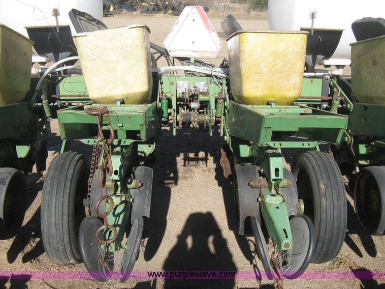 image for item M9124 John Deere 7000 planter