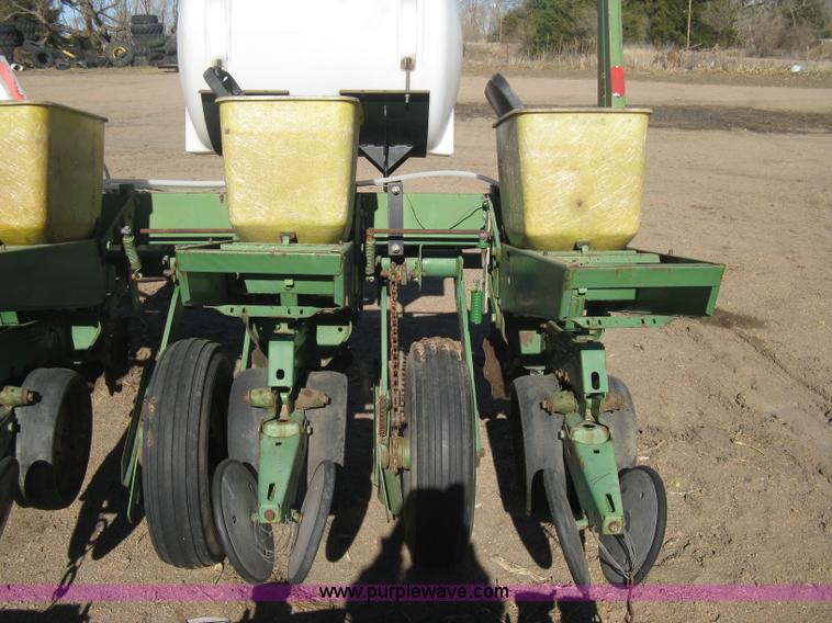 image for item M9124 John Deere 7000 planter