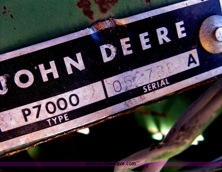 image for item M9124 John Deere 7000 planter