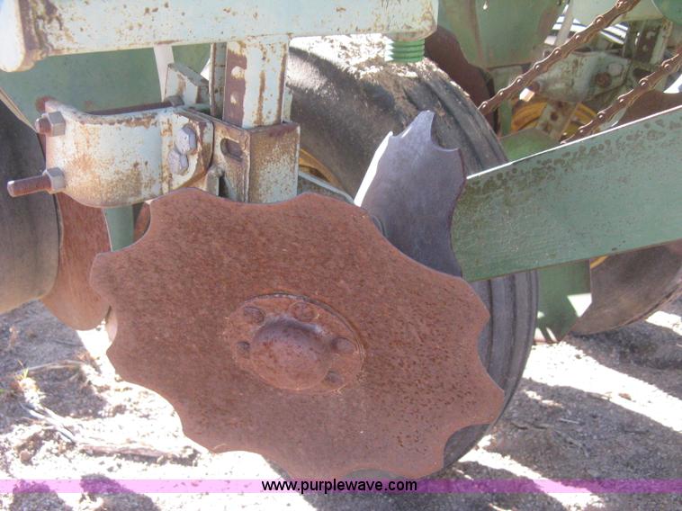 image for item M9124 John Deere 7000 planter