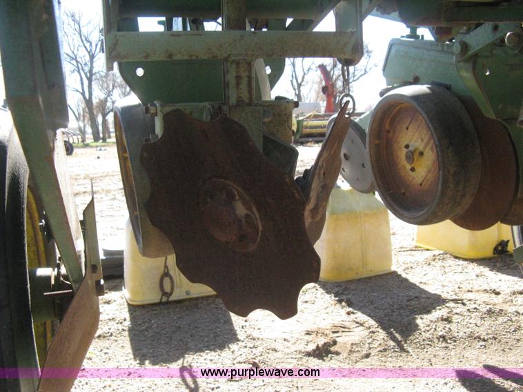 image for item M9124 John Deere 7000 planter