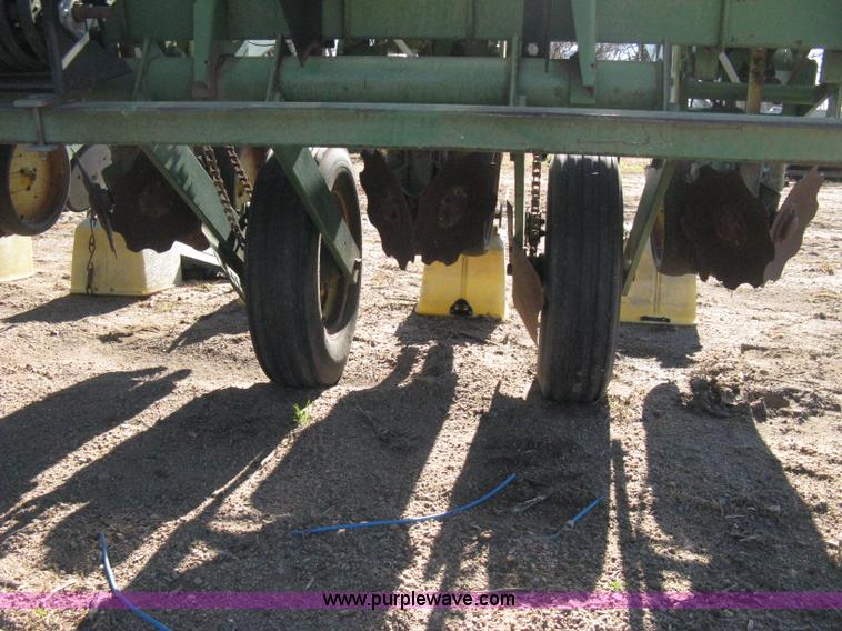 image for item M9124 John Deere 7000 planter