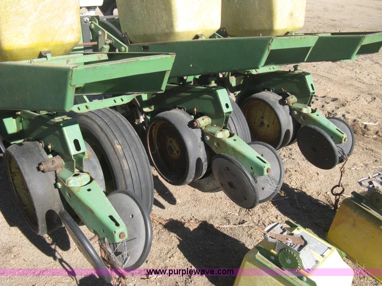 image for item M9124 John Deere 7000 planter