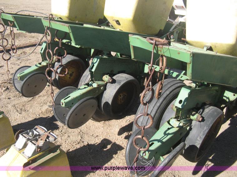 image for item M9124 John Deere 7000 planter