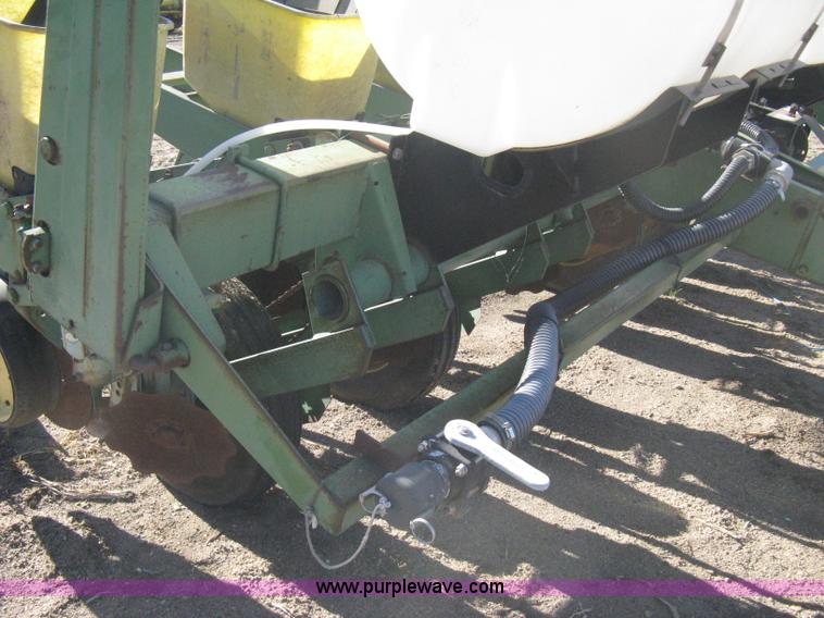 image for item M9124 John Deere 7000 planter