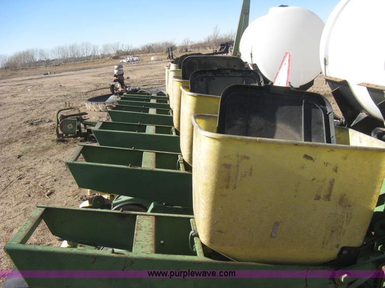 image for item M9124 John Deere 7000 planter