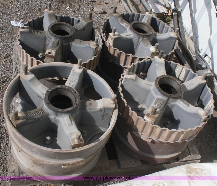 image for item U9701 (4) hubs and brake drums