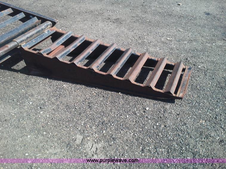 image for item B1613 2000 Mongoose 25' gooseneck trailer