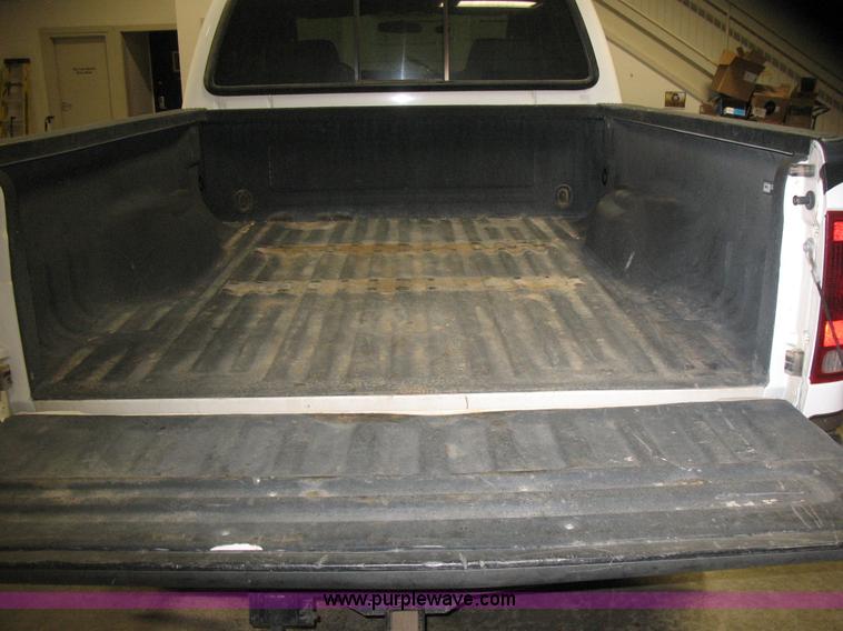 image for item B1671 2004 Ford F250 Lariat Super Duty pickup truck