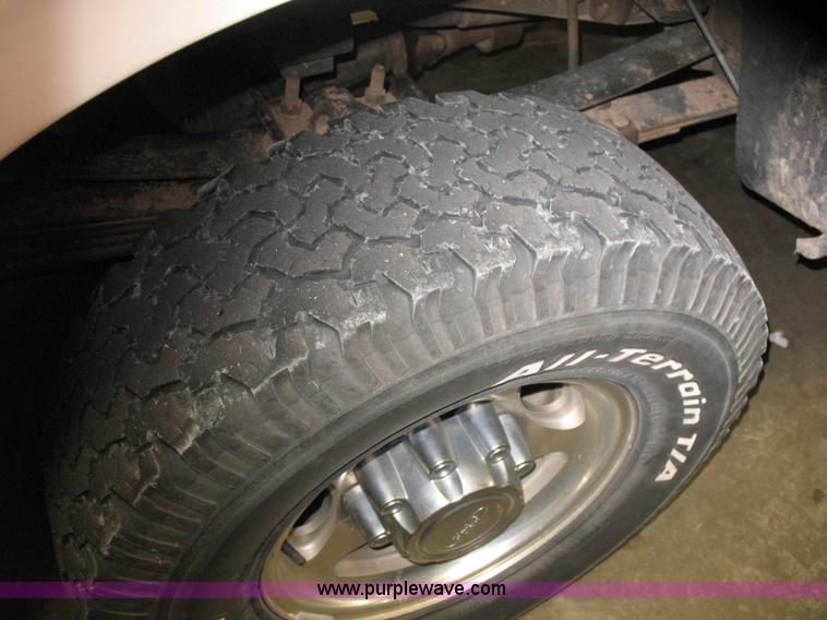 image for item B1671 2004 Ford F250 Lariat Super Duty pickup truck