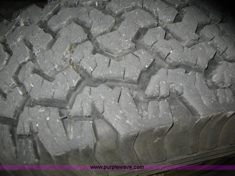 image for item B1671 2004 Ford F250 Lariat Super Duty pickup truck