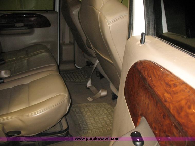 image for item B1671 2004 Ford F250 Lariat Super Duty pickup truck