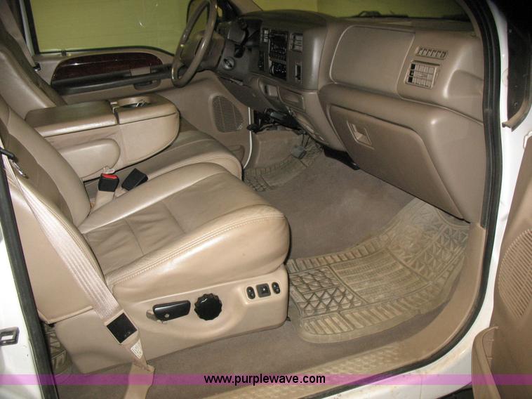 image for item B1671 2004 Ford F250 Lariat Super Duty pickup truck