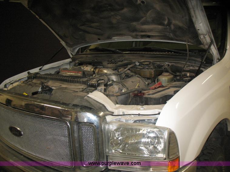 image for item B1671 2004 Ford F250 Lariat Super Duty pickup truck