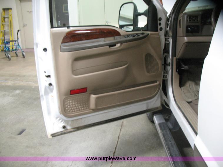 image for item B1671 2004 Ford F250 Lariat Super Duty pickup truck