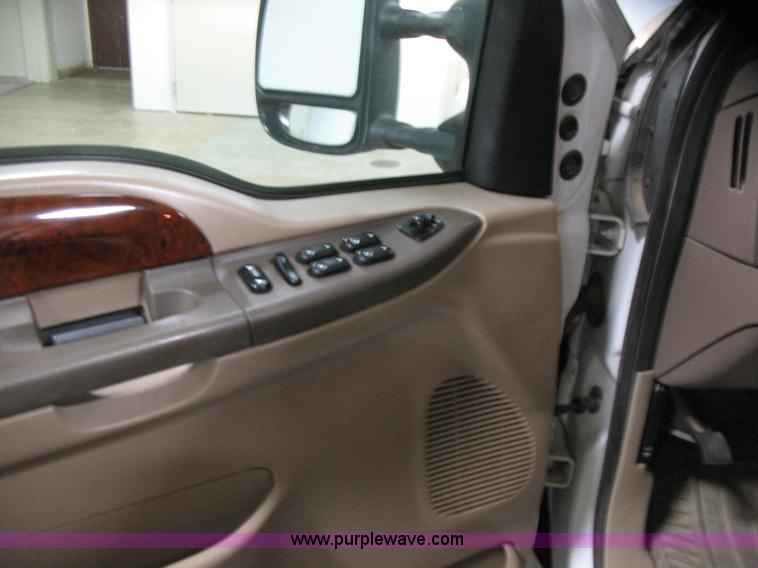 image for item B1671 2004 Ford F250 Lariat Super Duty pickup truck