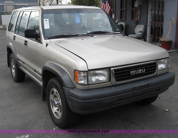 image for item B6404 1996 Isuzu Trooper S SUV