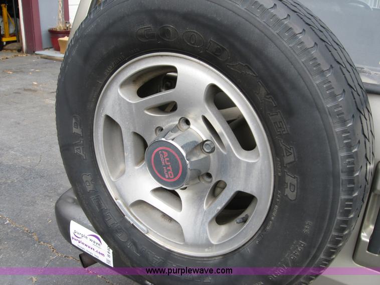 image for item B6404 1996 Isuzu Trooper S SUV