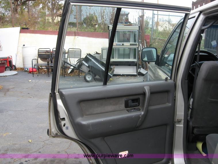 image for item B6404 1996 Isuzu Trooper S SUV
