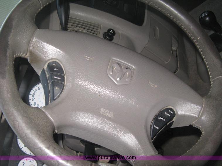 image for item B8235 2002 Dodge Ram 1500 SLT pickup truck