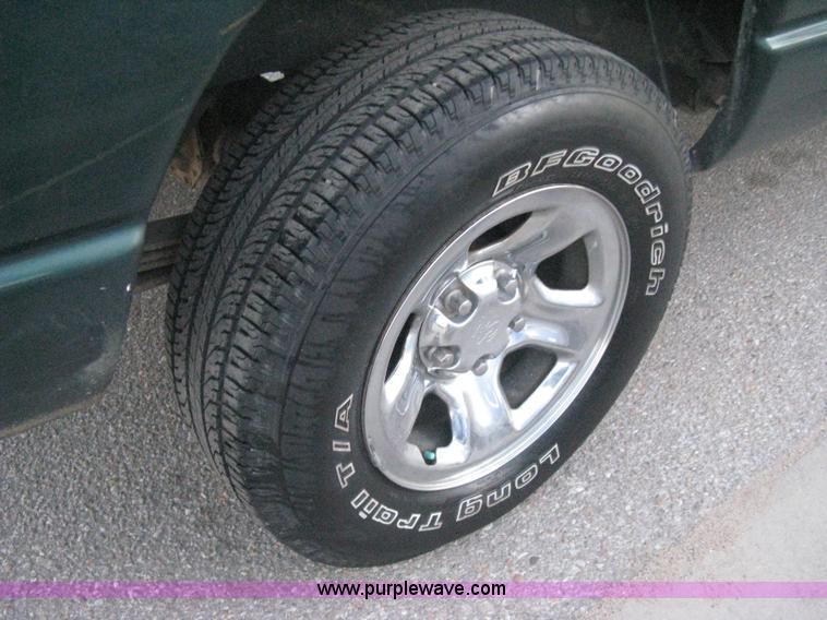 image for item B8235 2002 Dodge Ram 1500 SLT pickup truck