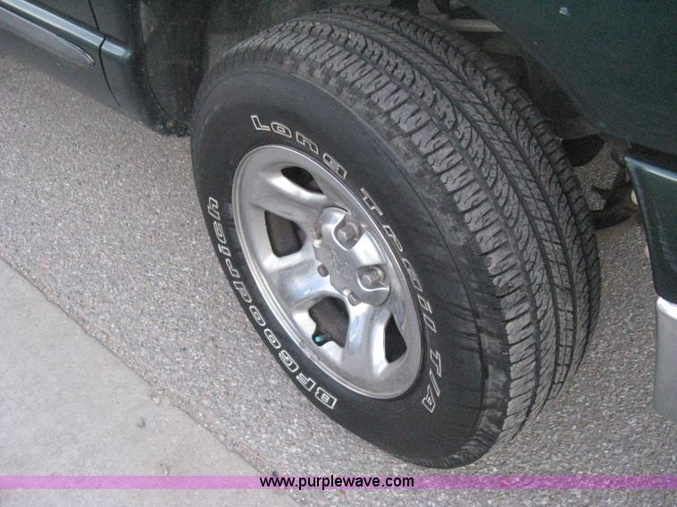 image for item B8235 2002 Dodge Ram 1500 SLT pickup truck