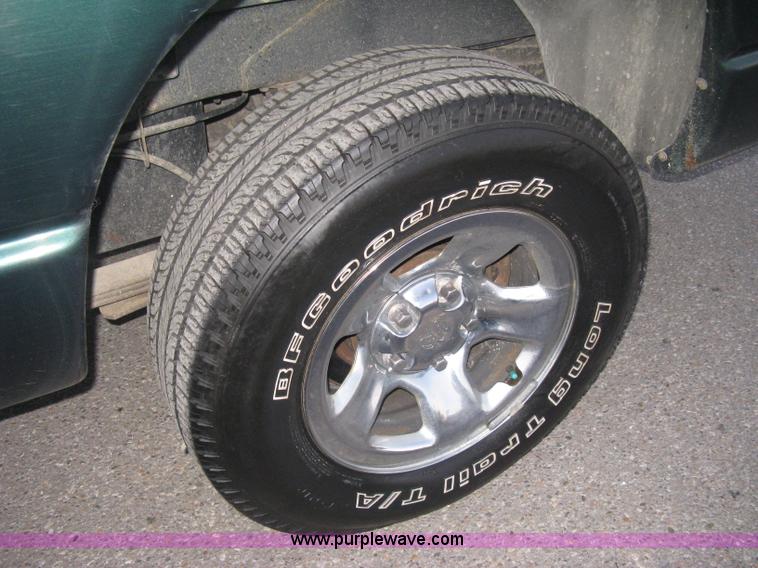 image for item B8235 2002 Dodge Ram 1500 SLT pickup truck