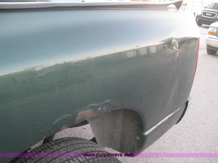 image for item B8235 2002 Dodge Ram 1500 SLT pickup truck