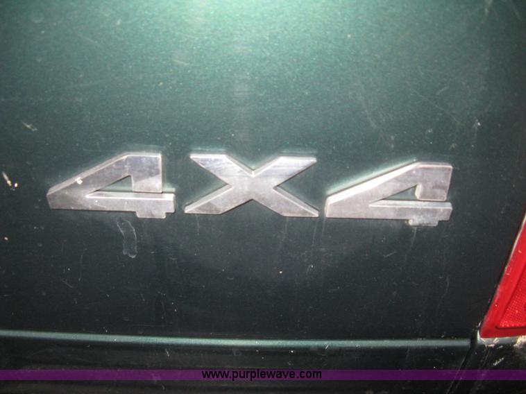 image for item B8235 2002 Dodge Ram 1500 SLT pickup truck