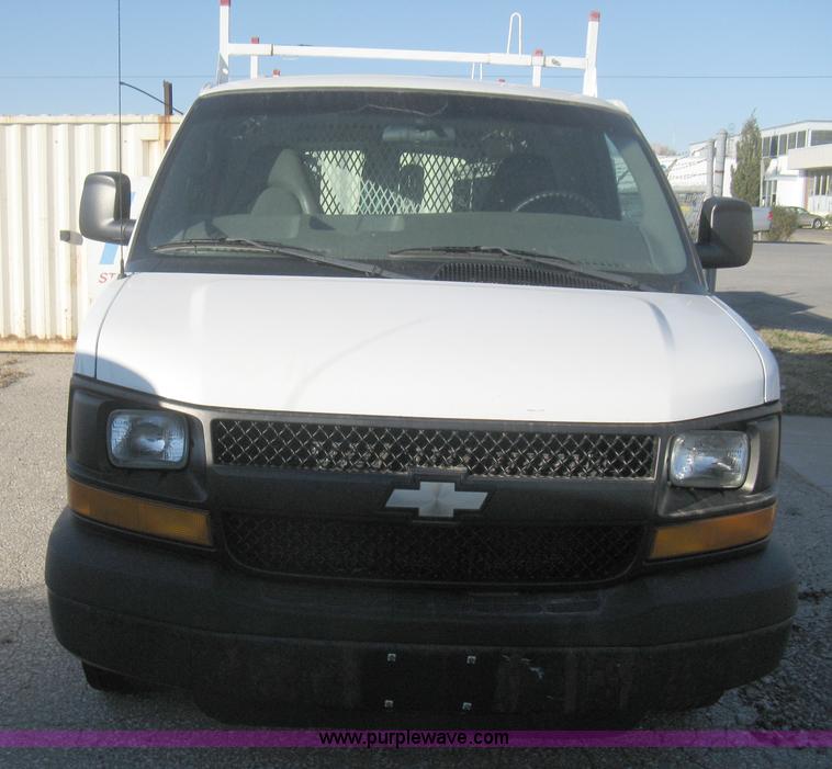 image for item B8241 2006 Chevrolet Express 2500 cargo van